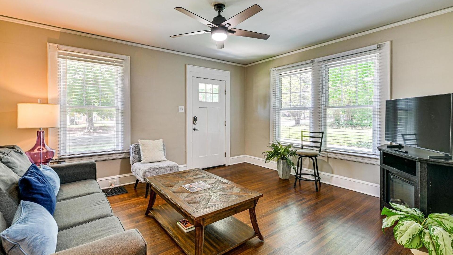 Duplex Close To Uptown And Sports *