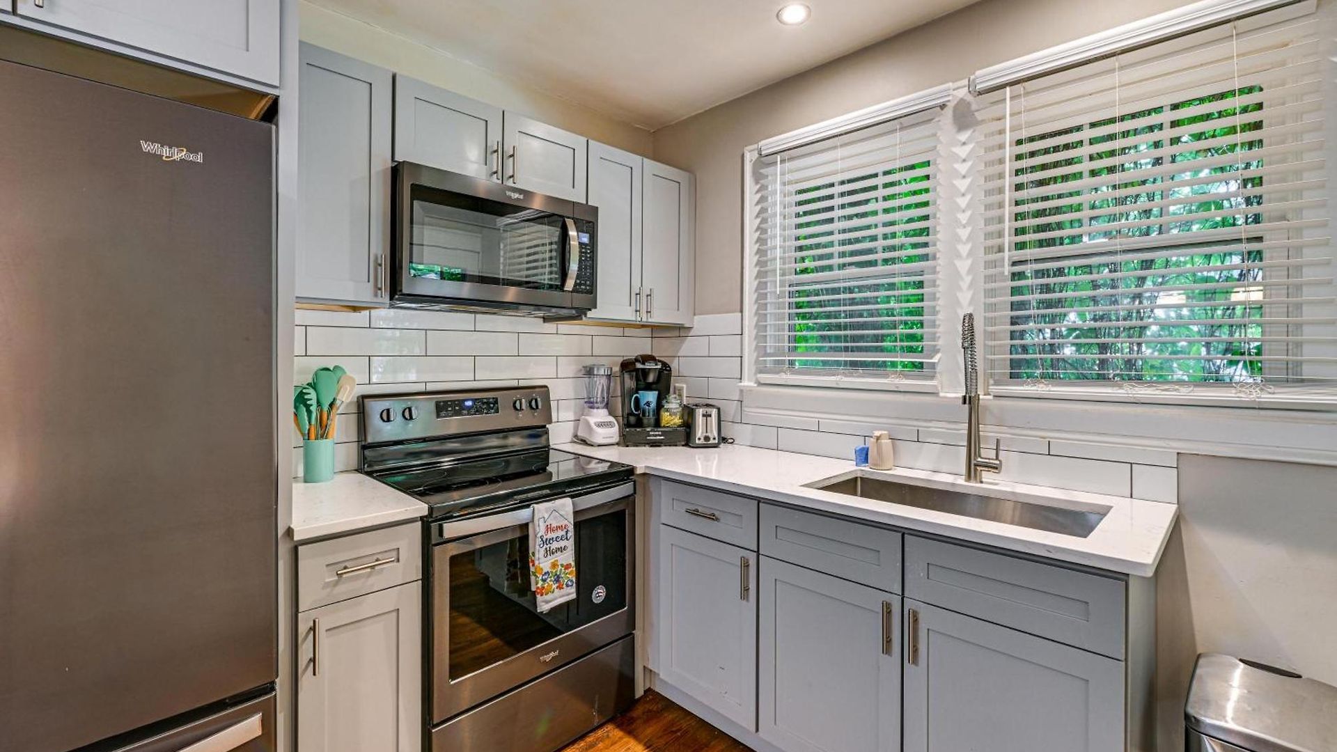 Duplex Close To Uptown And Sports *