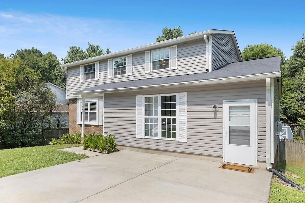 Large Group Paradise - Blocks From Uncc Holiday home *