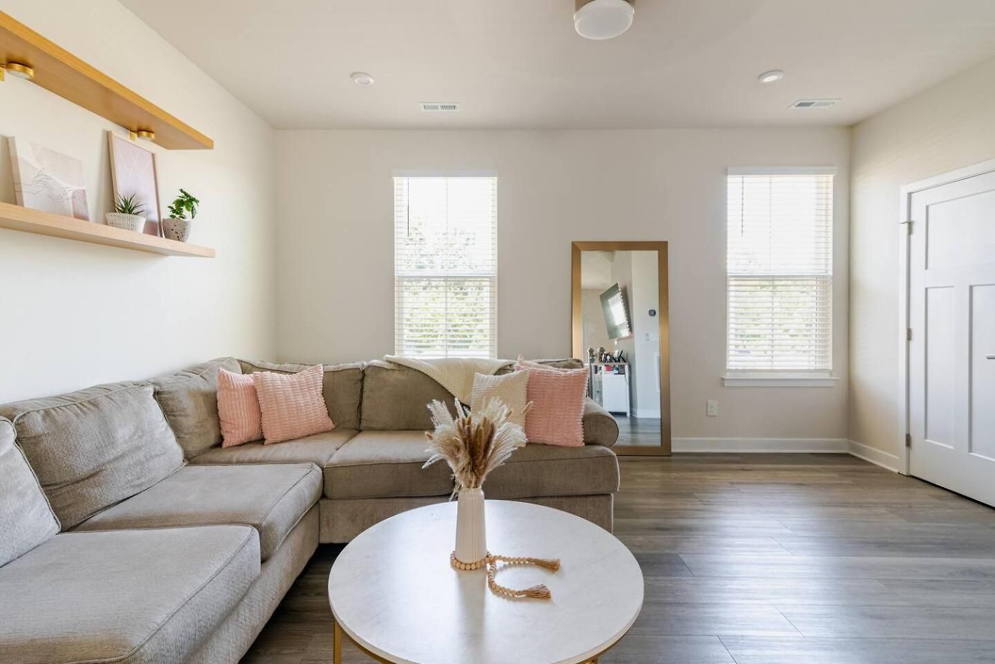 Private In Modern Townhome Homestay