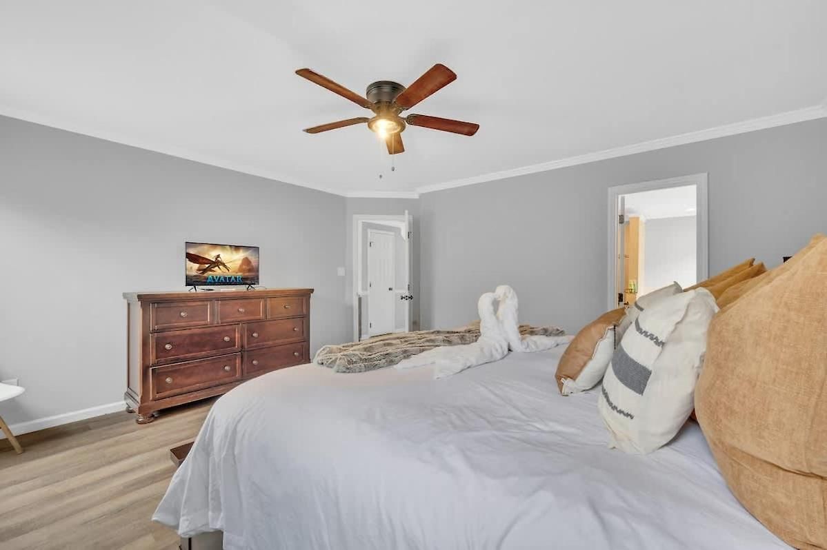 King Bed - Large Yard - Near Uncc - Concord Mills Holiday home *