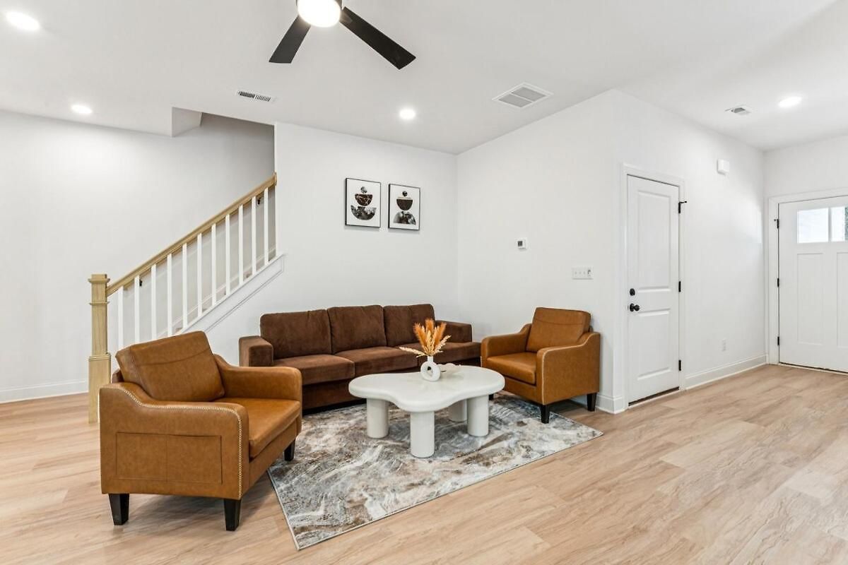 Holiday home Elegant Near Uptown, Airport & Stadium *