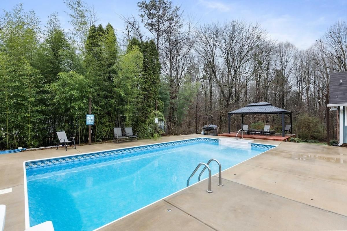 Poolside Paradise In The Heart Of Charlotte