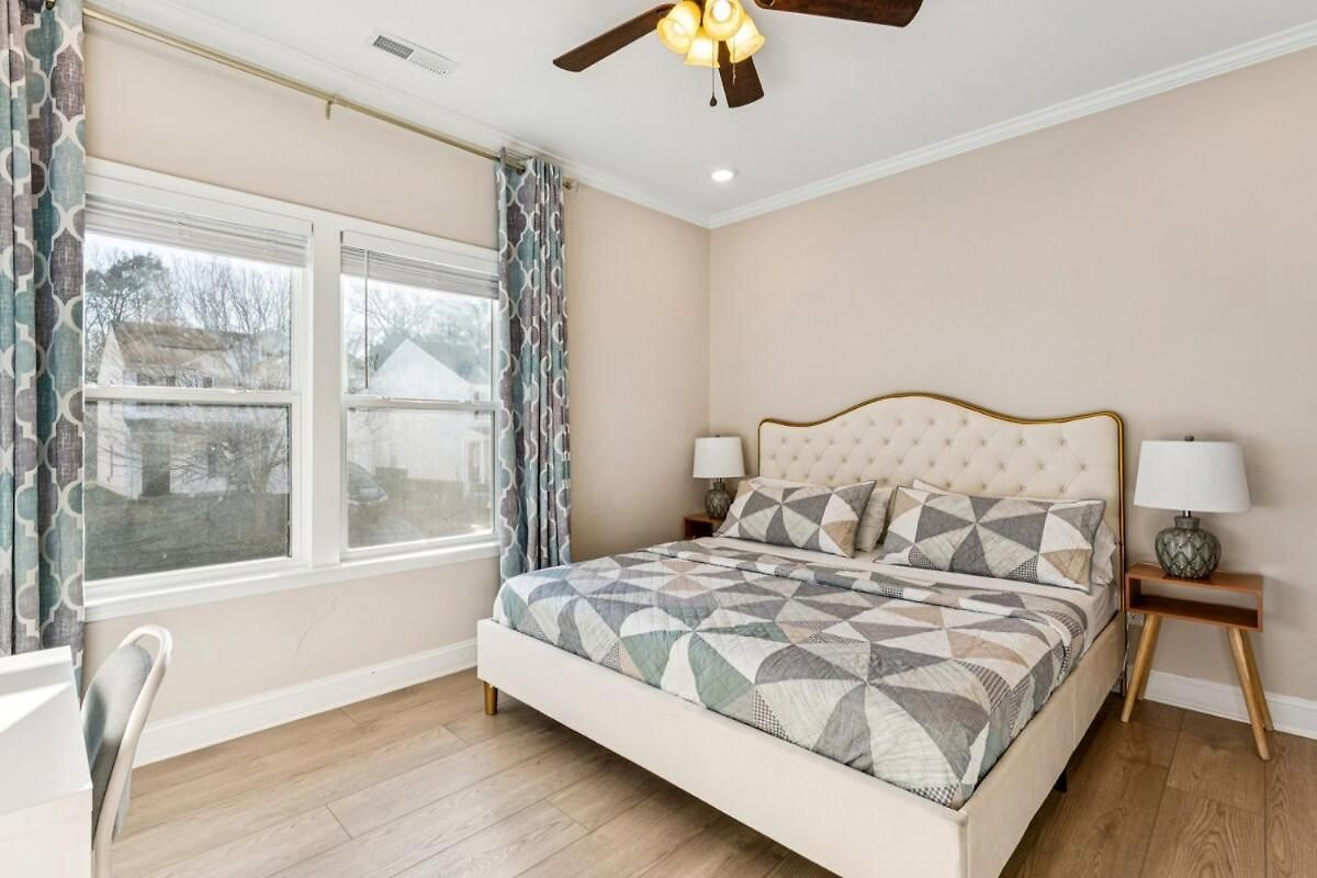 Away Near Uptown & Airport With Fenced Yard Holiday home Charlotte