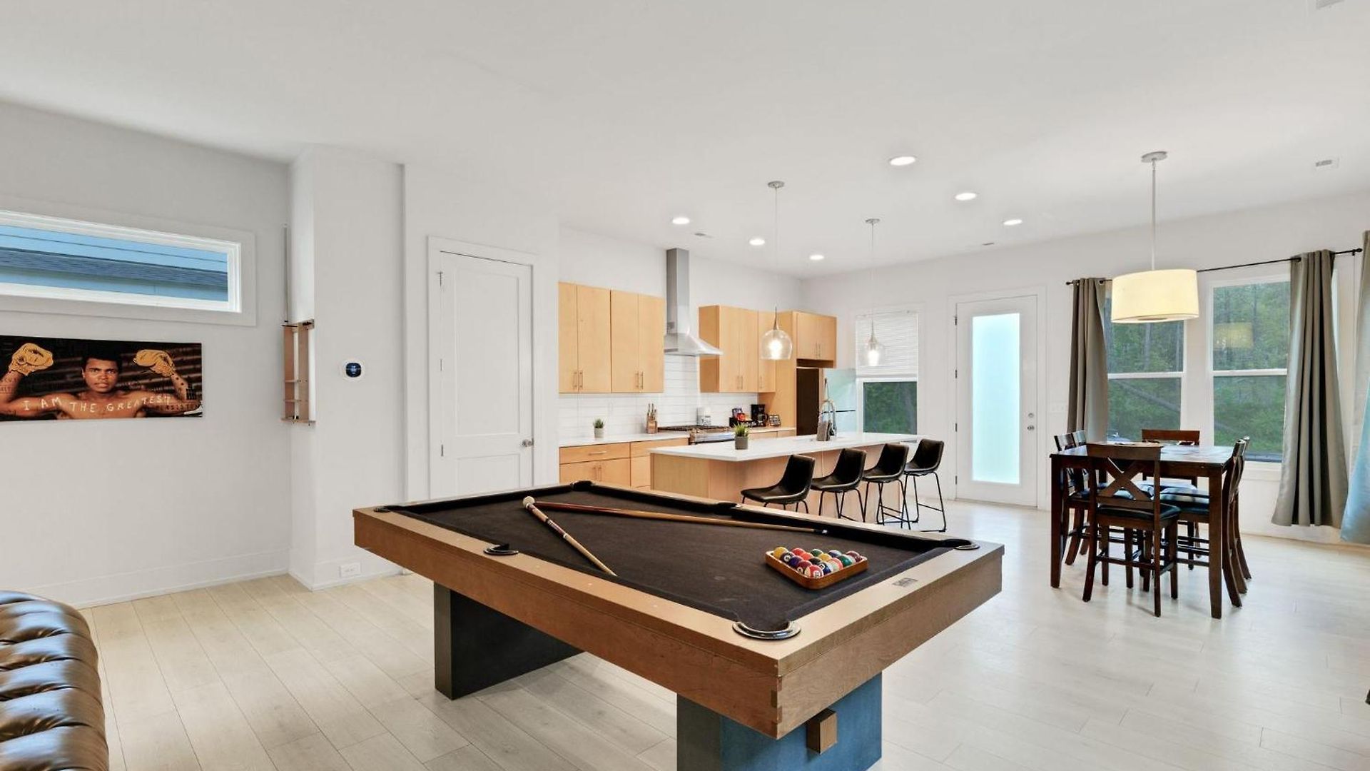 Holiday home Spacious King Ste*pool Table*mins To Noda & Uptwn!