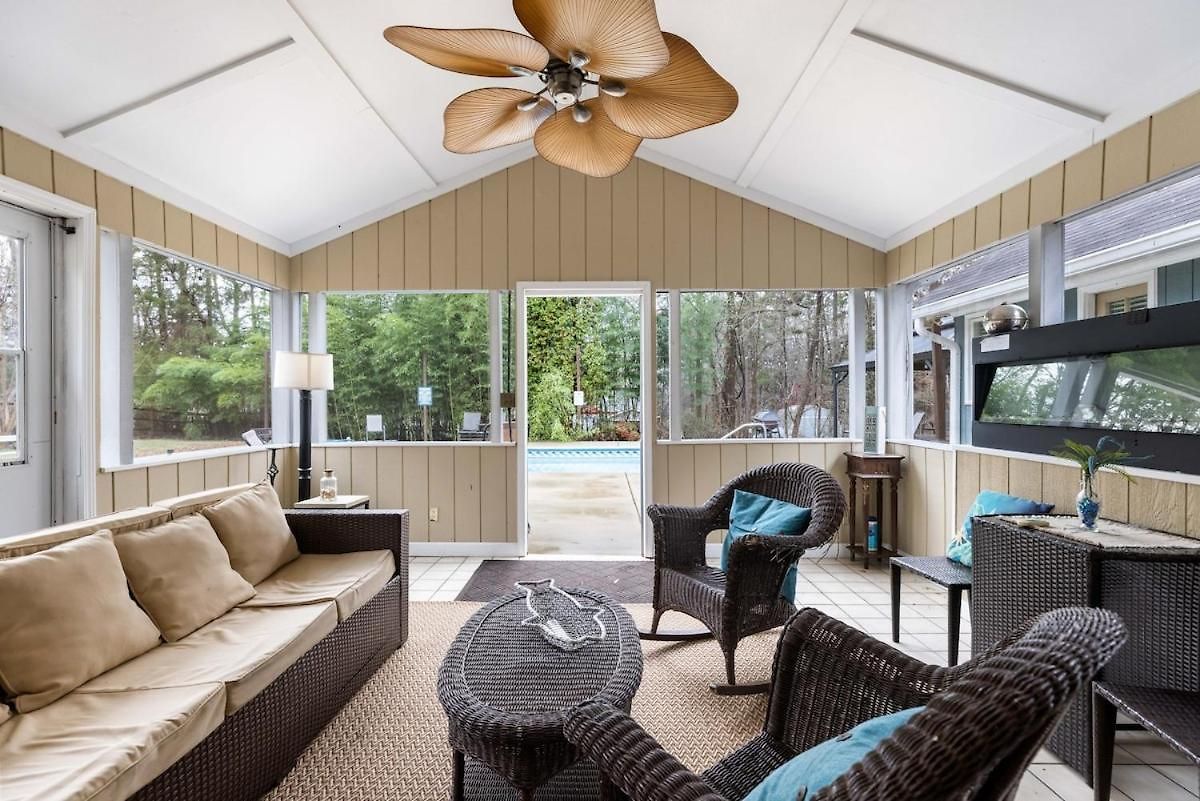 Poolside Paradise In The Heart Of Charlotte