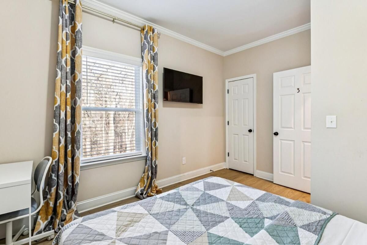 Away Near Uptown & Airport With Fenced Yard Holiday home Charlotte