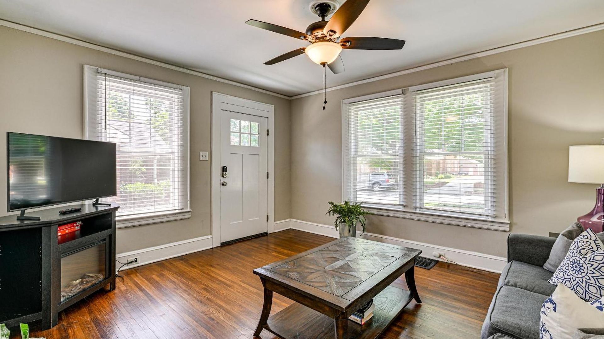 Duplex Close To Uptown And Sports