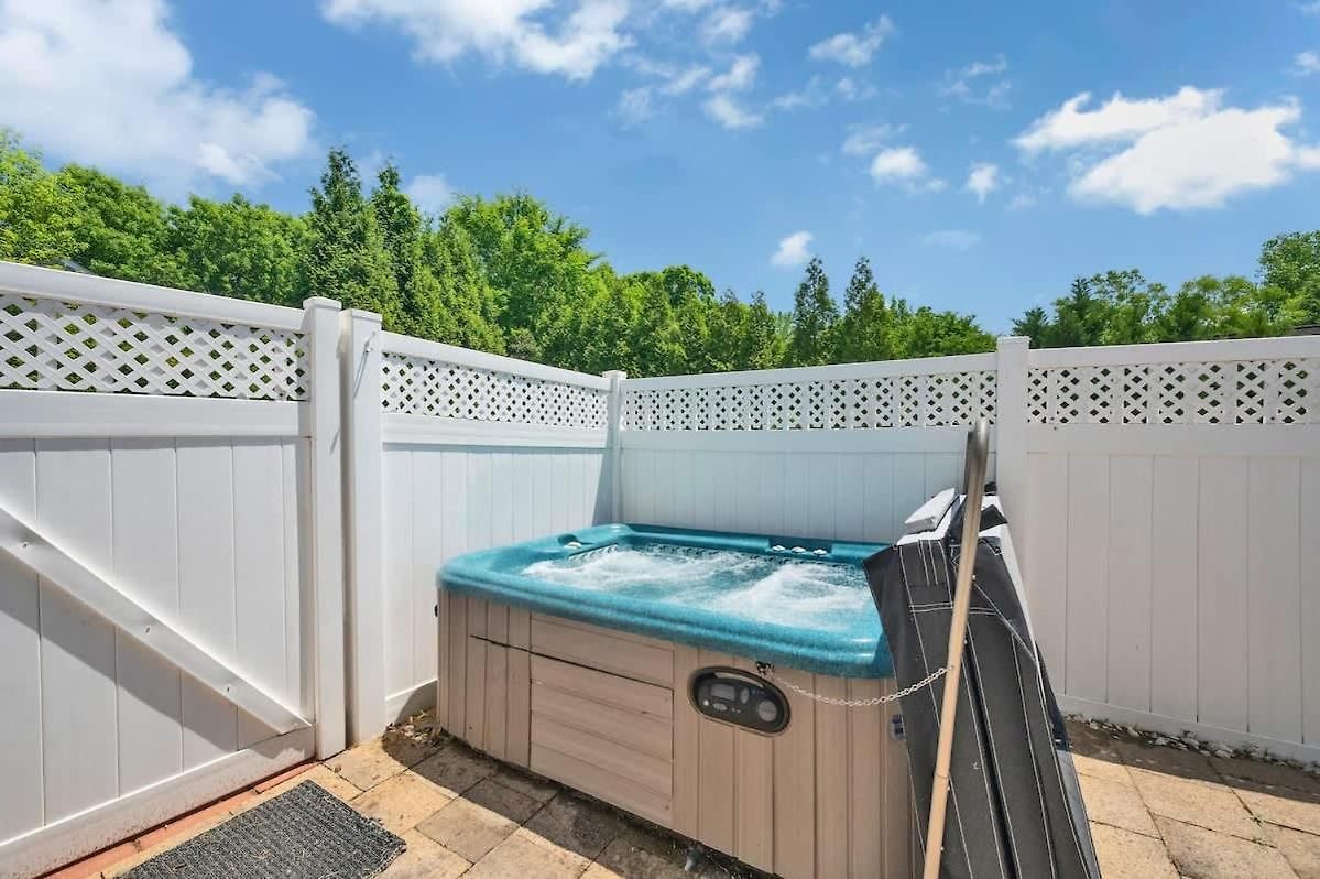 King Bed - Hot Tub - Fenced Yard - Near Carowinds Holiday home Charlotte