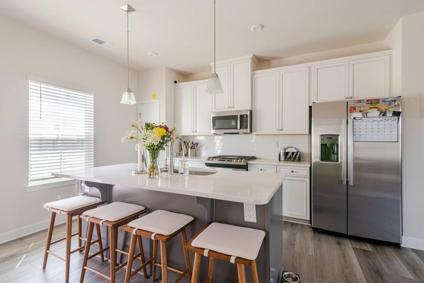 Private In Modern Townhome Homestay *