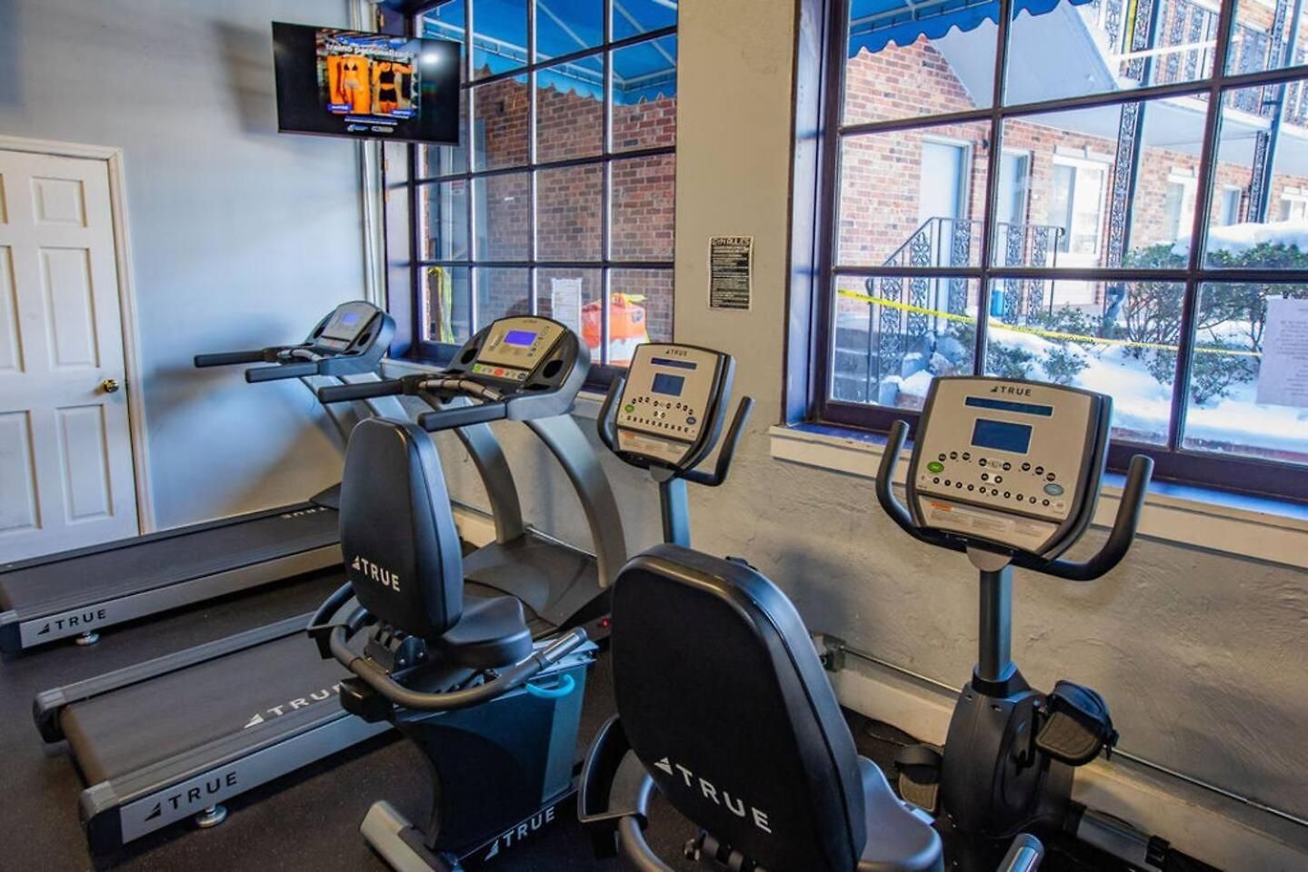 Near Uptown & Minutes To Hospital, Free Wi-fi, Coffee & Gym Holiday home