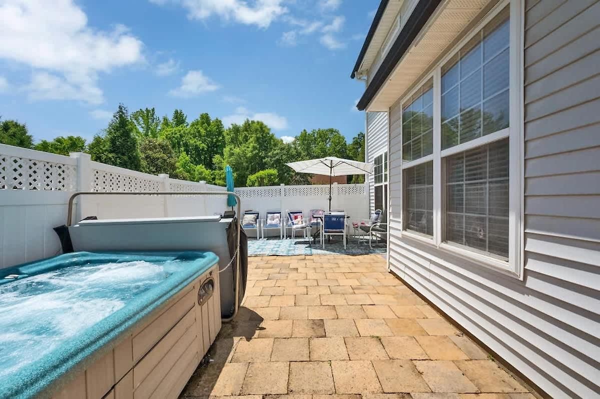 King Bed - Hot Tub - Fenced Yard - Near Carowinds Charlotte
