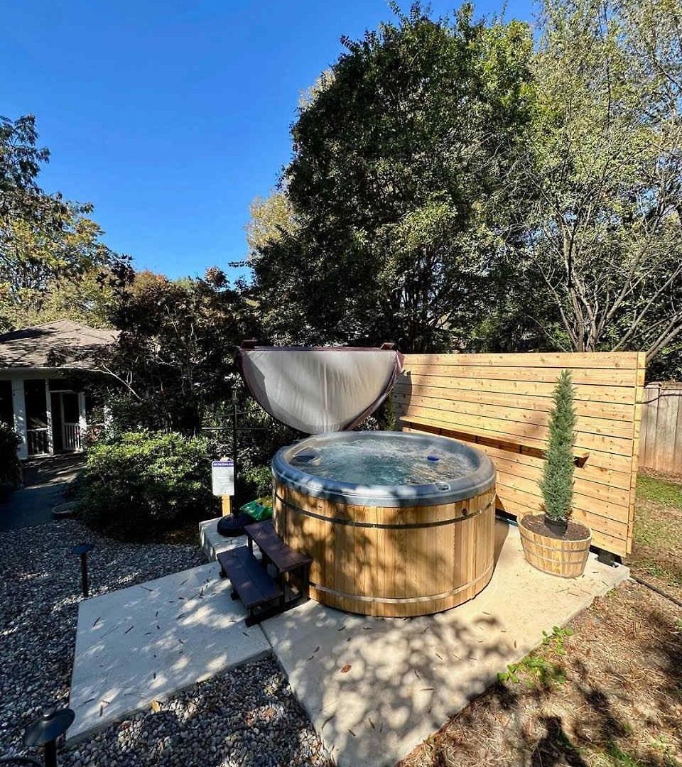 The Ultimate Escape - Midwood Hideaway With Hot Tub, Peloton, Games