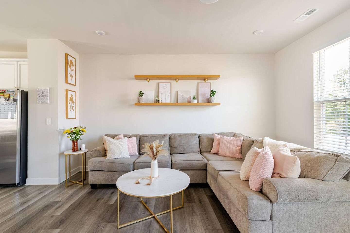 Private In Modern Townhome Homestay *