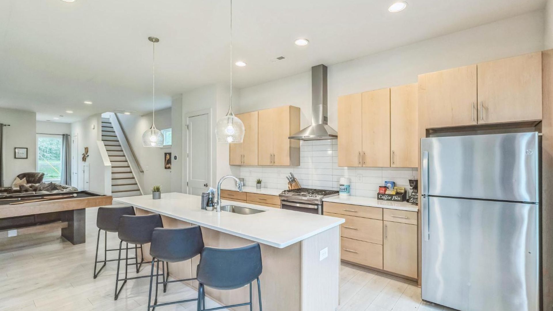 Spacious King Ste*pool Table*mins To Noda & Uptwn!
