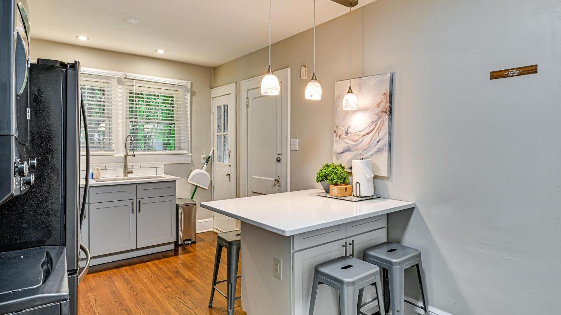 Duplex Close To Uptown And Sports