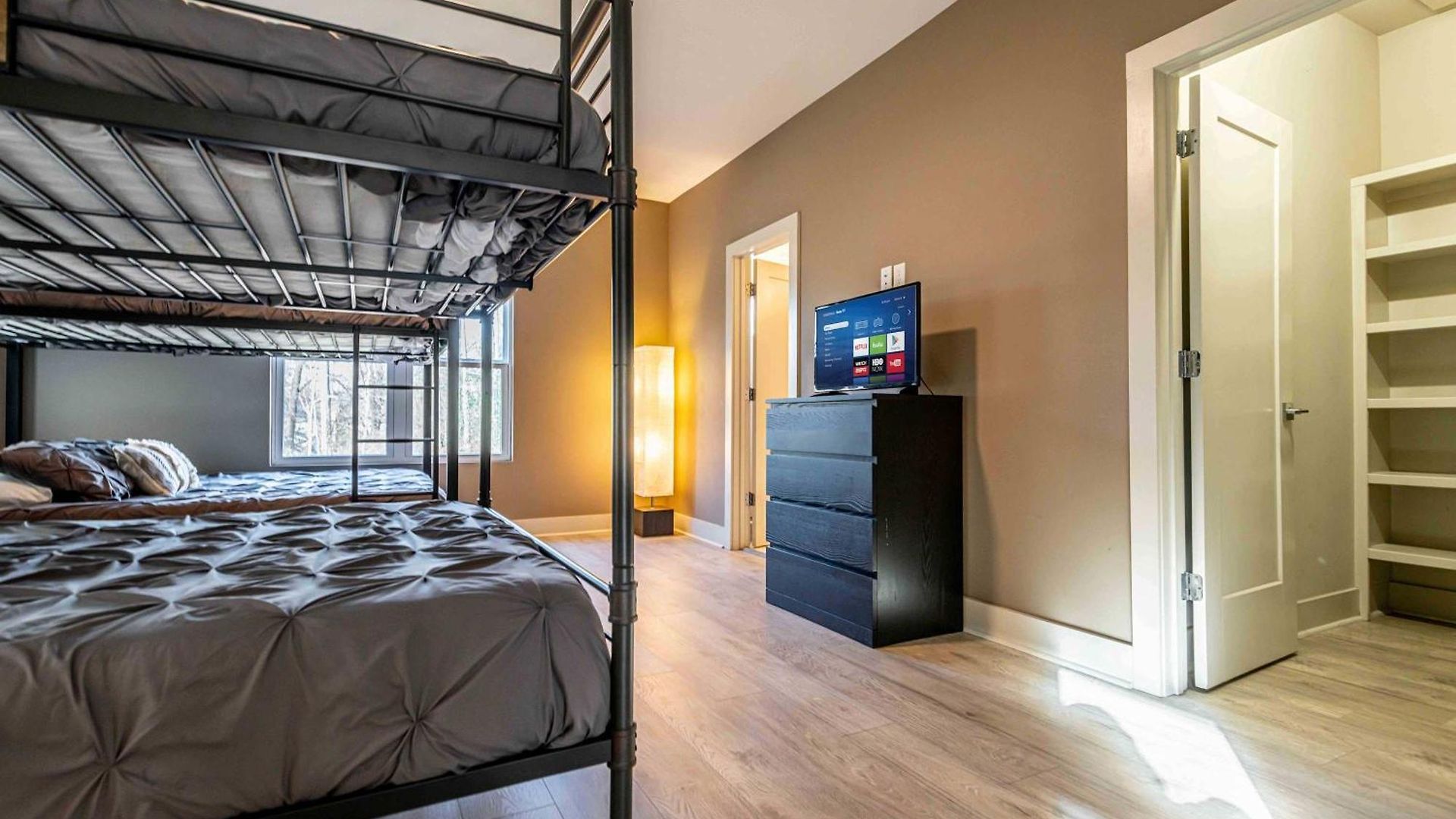 Holiday home Family-friendly 4br W Bunk Beds & Outdoor Grill