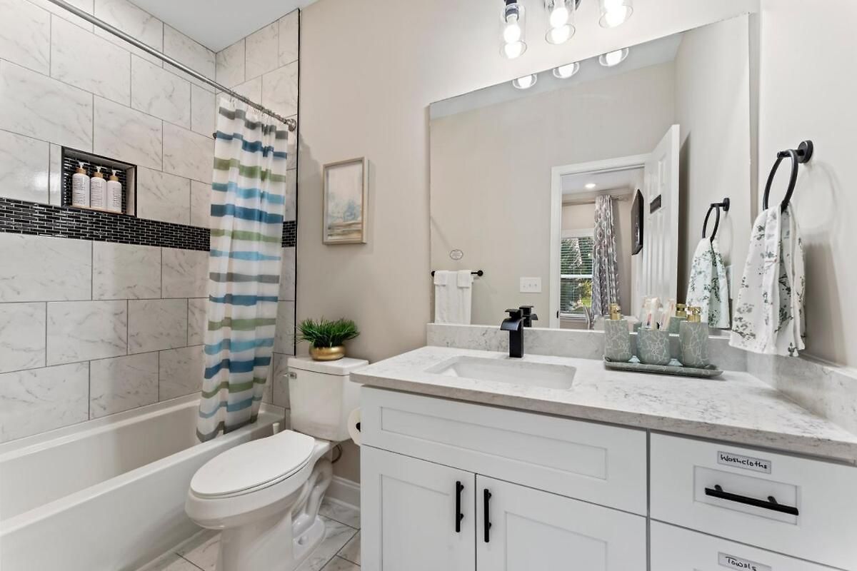 Away Near Uptown & Airport With Fenced Yard Holiday home Charlotte