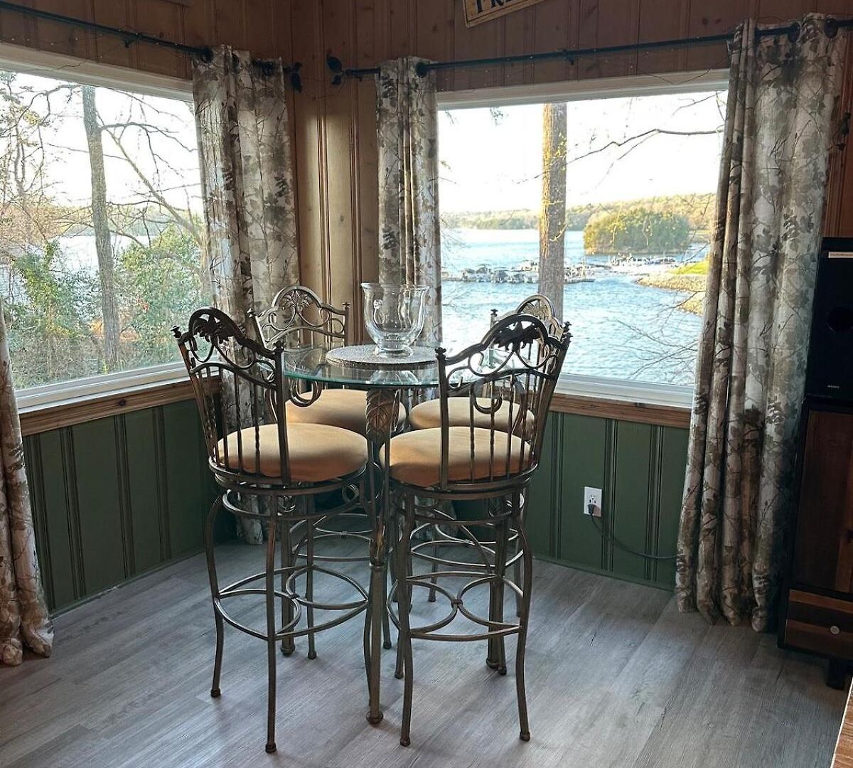 Homestay Waterfront Cottage, Fiery Sunsets