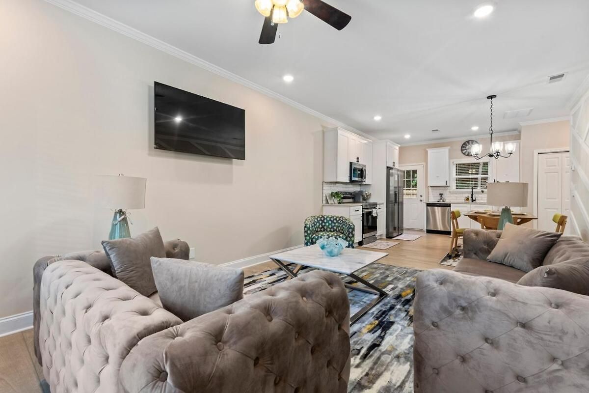 Holiday home Away Near Uptown & Airport With Fenced Yard *