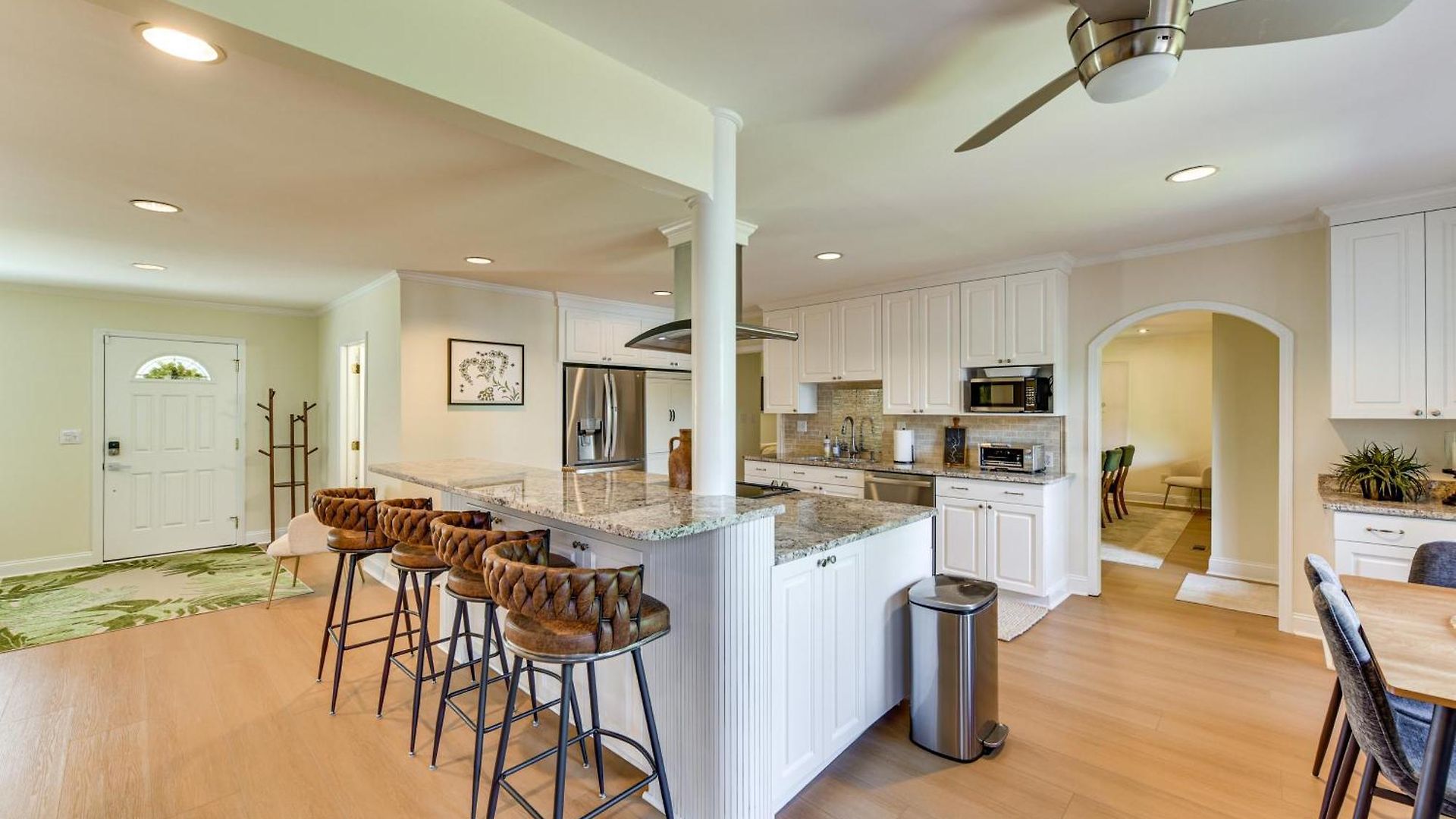 Hot Tub, Dock, Game Room! Stunning Wylie Holiday home Charlotte