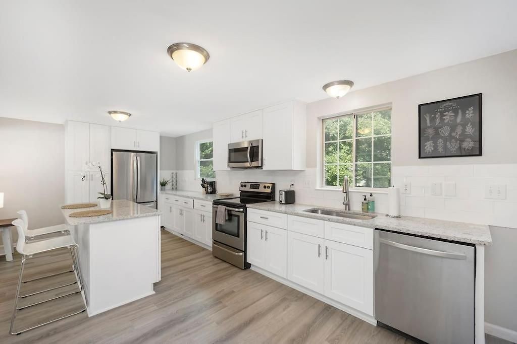 Large Group Paradise - Blocks From Uncc Holiday home *