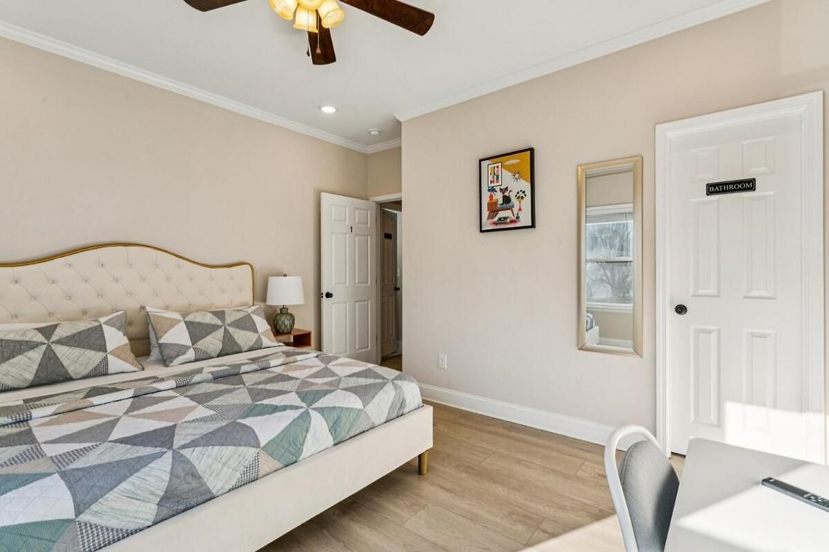 Away Near Uptown & Airport With Fenced Yard *