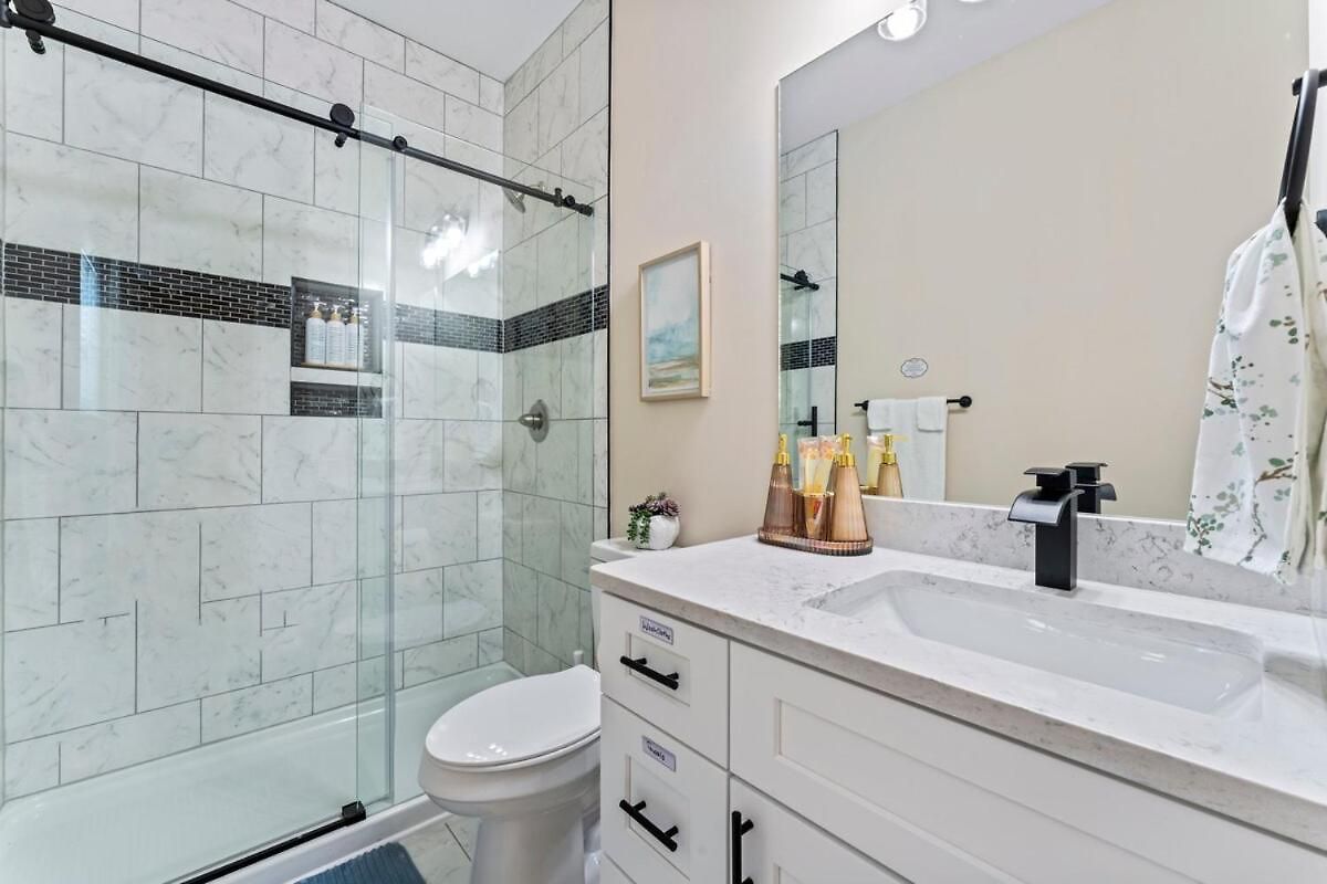 Away Near Uptown & Airport With Fenced Yard Holiday home *