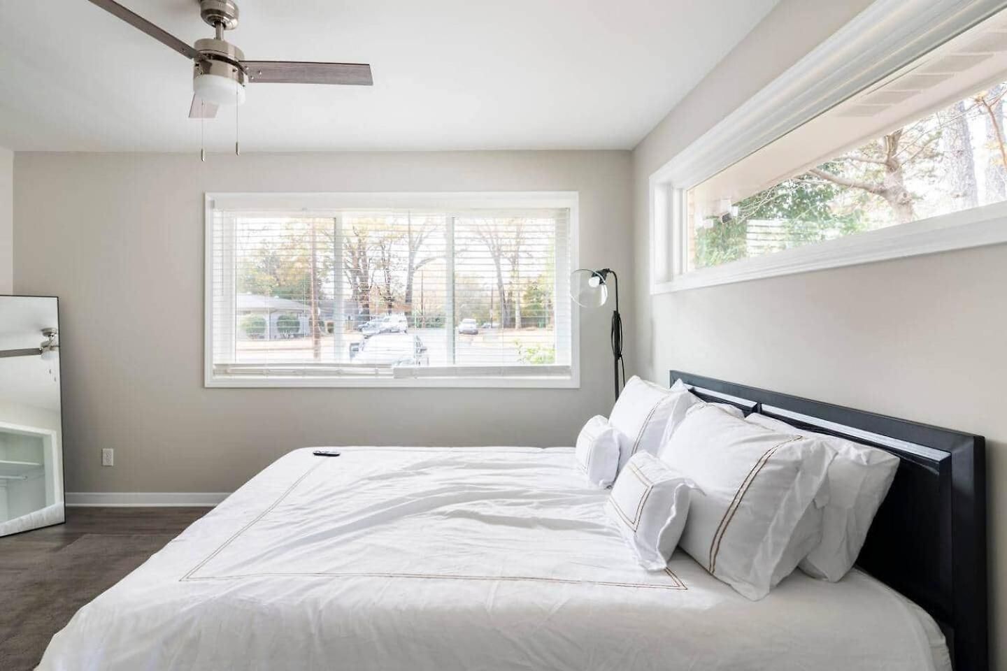 Escape W/ Spacious Yard * Charlotte