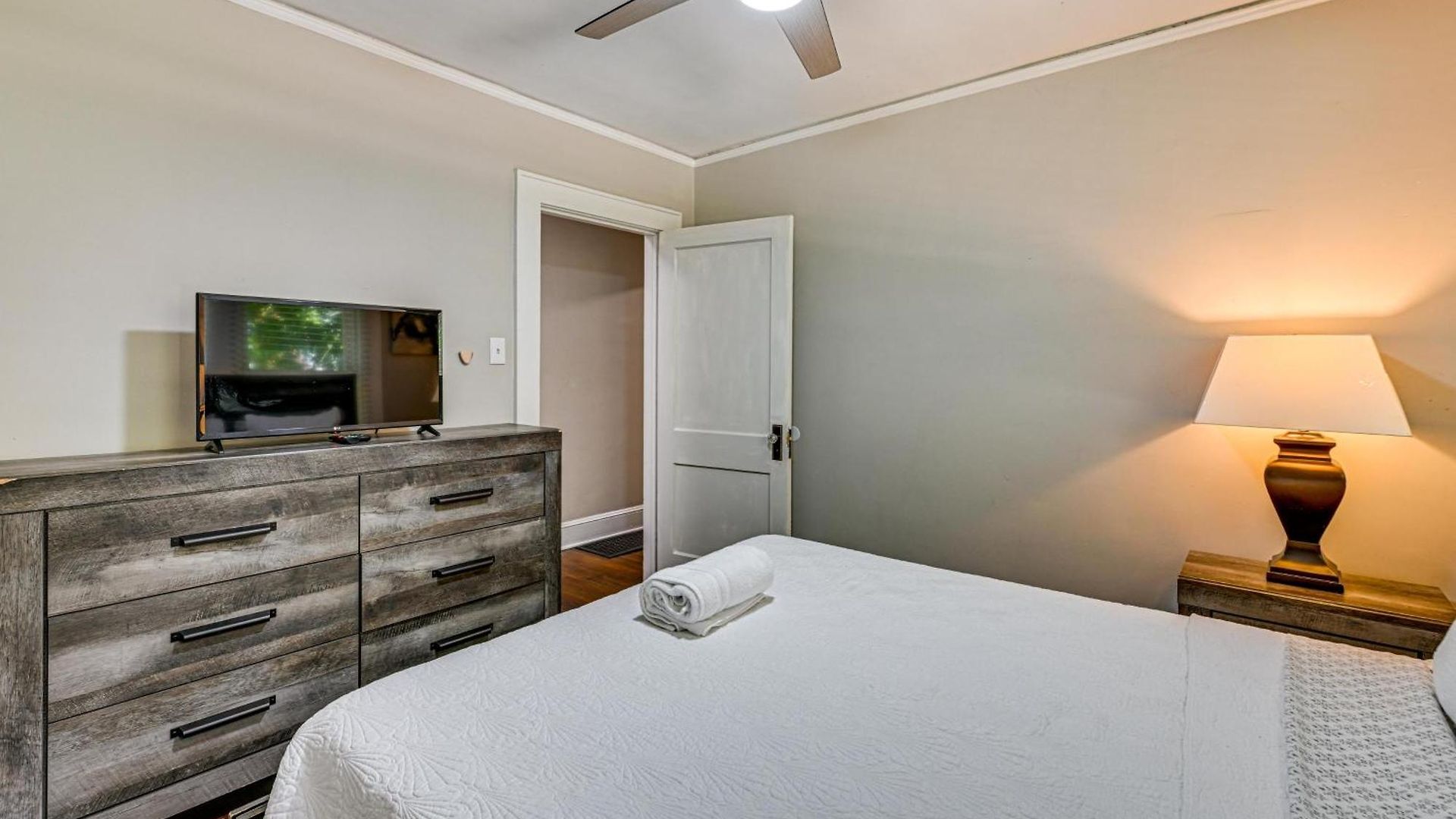 Duplex Close To Uptown And Sports *