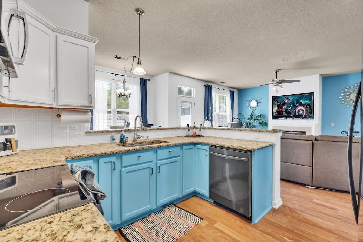 King Bed - Hot Tub - Fenced Yard - Near Carowinds Holiday home