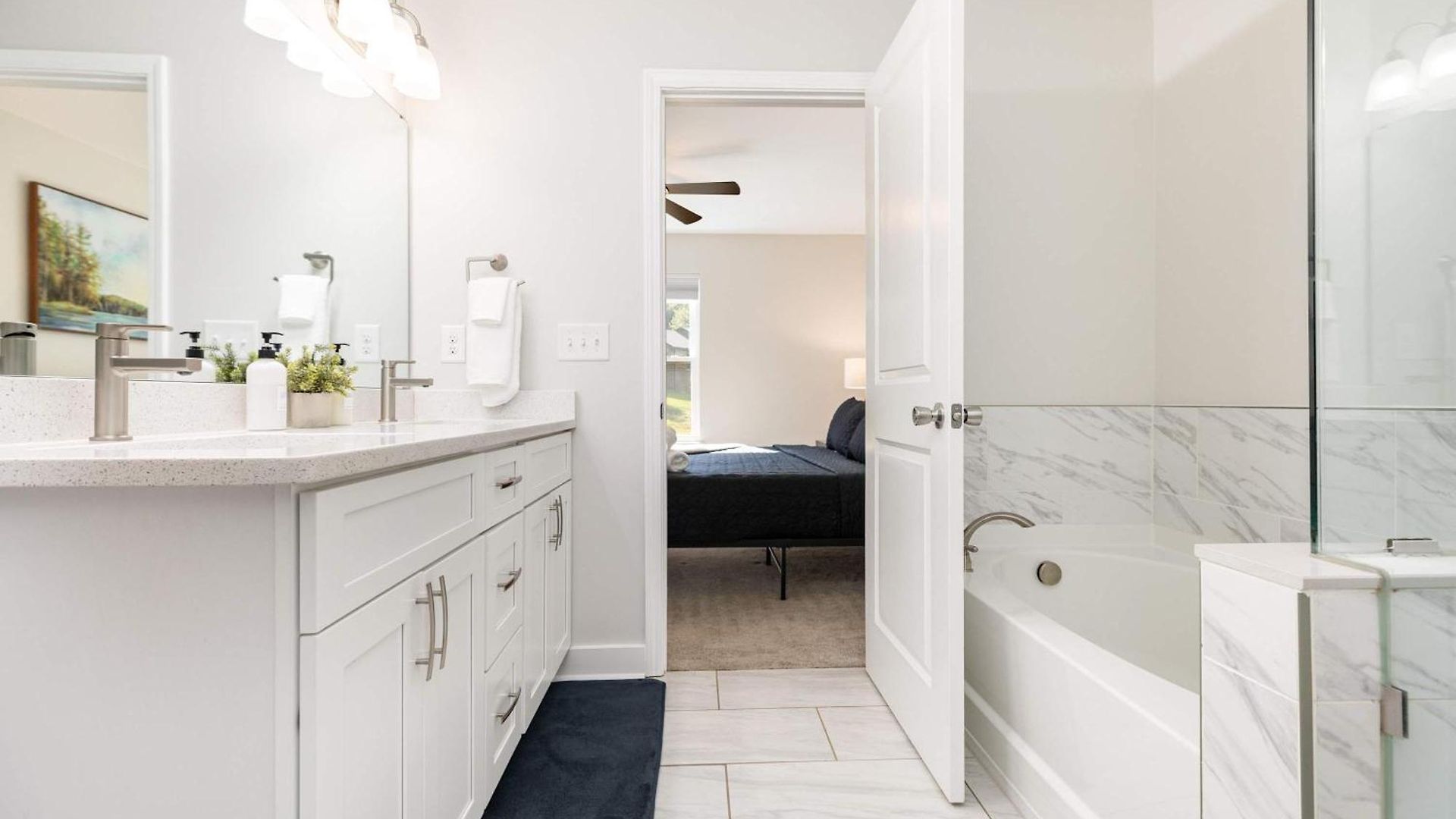 New Listing! Sleeps 11 - Fenced In Backyard Holiday home
