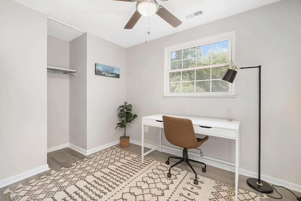 Large Group Paradise - Blocks From Uncc Holiday home Charlotte