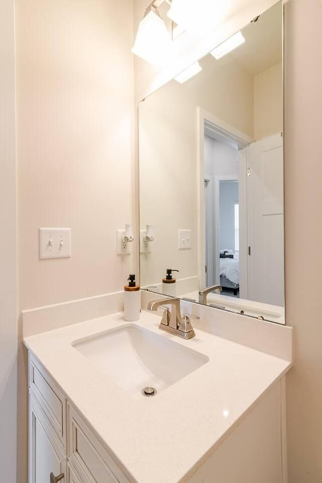 Private In Modern Townhome Homestay