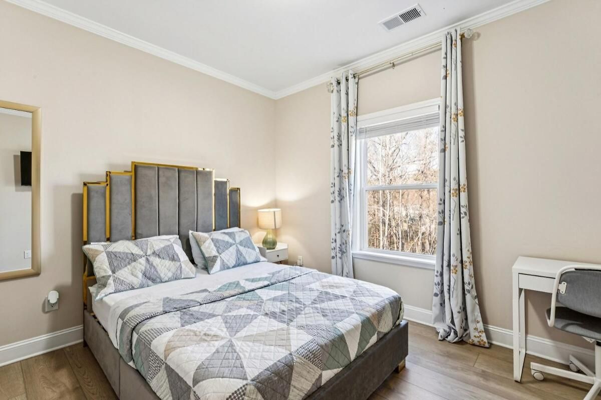 Holiday home Away Near Uptown & Airport With Fenced Yard Charlotte