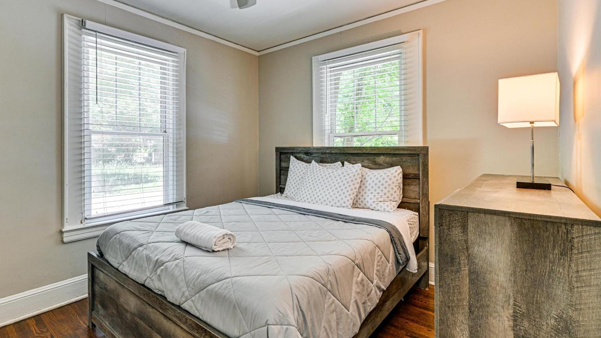 Duplex Close To Uptown And Sports *