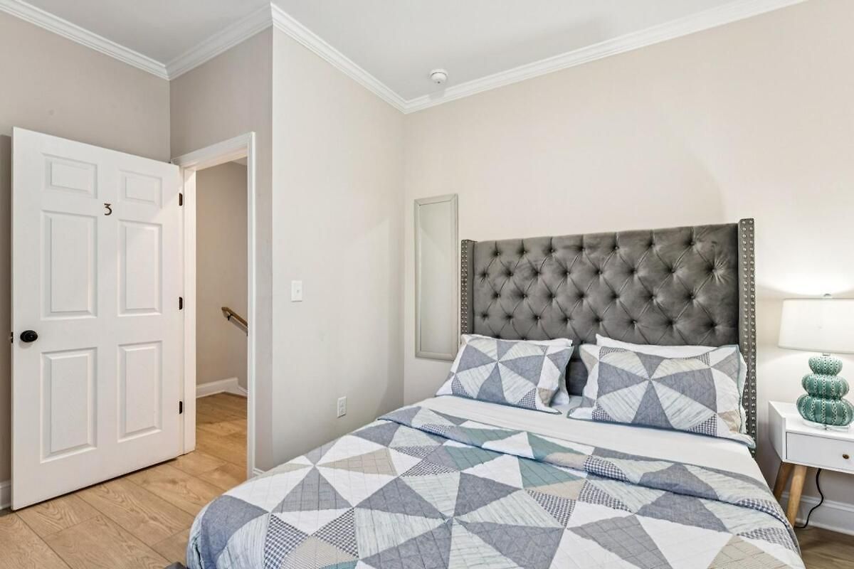 Holiday home Away Near Uptown & Airport With Fenced Yard *