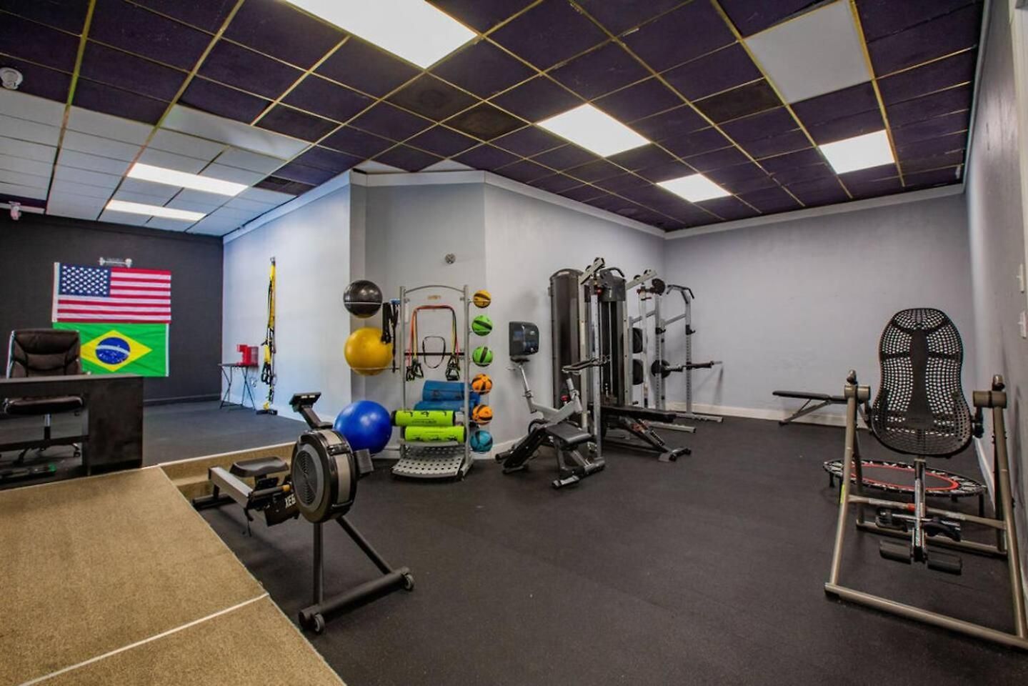 Near Uptown & Minutes To Hospital, Free Wi-fi, Coffee & Gym Holiday home