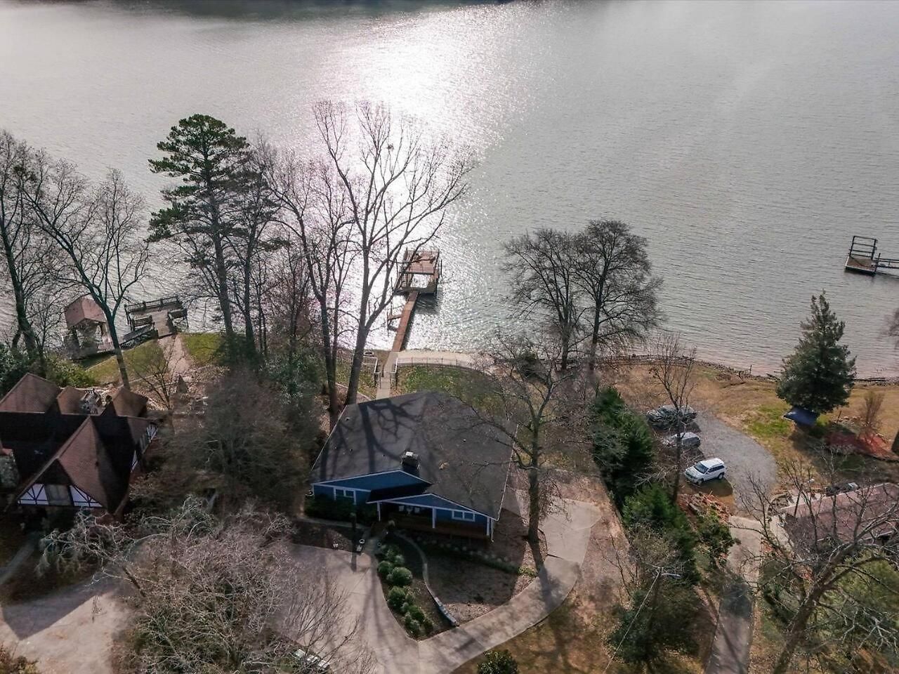 Du - Lakefront Retreat