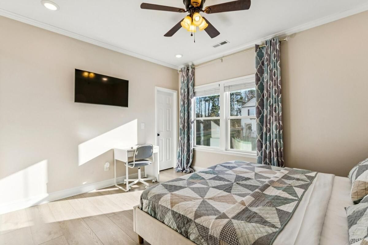 Away Near Uptown & Airport With Fenced Yard Holiday home *
