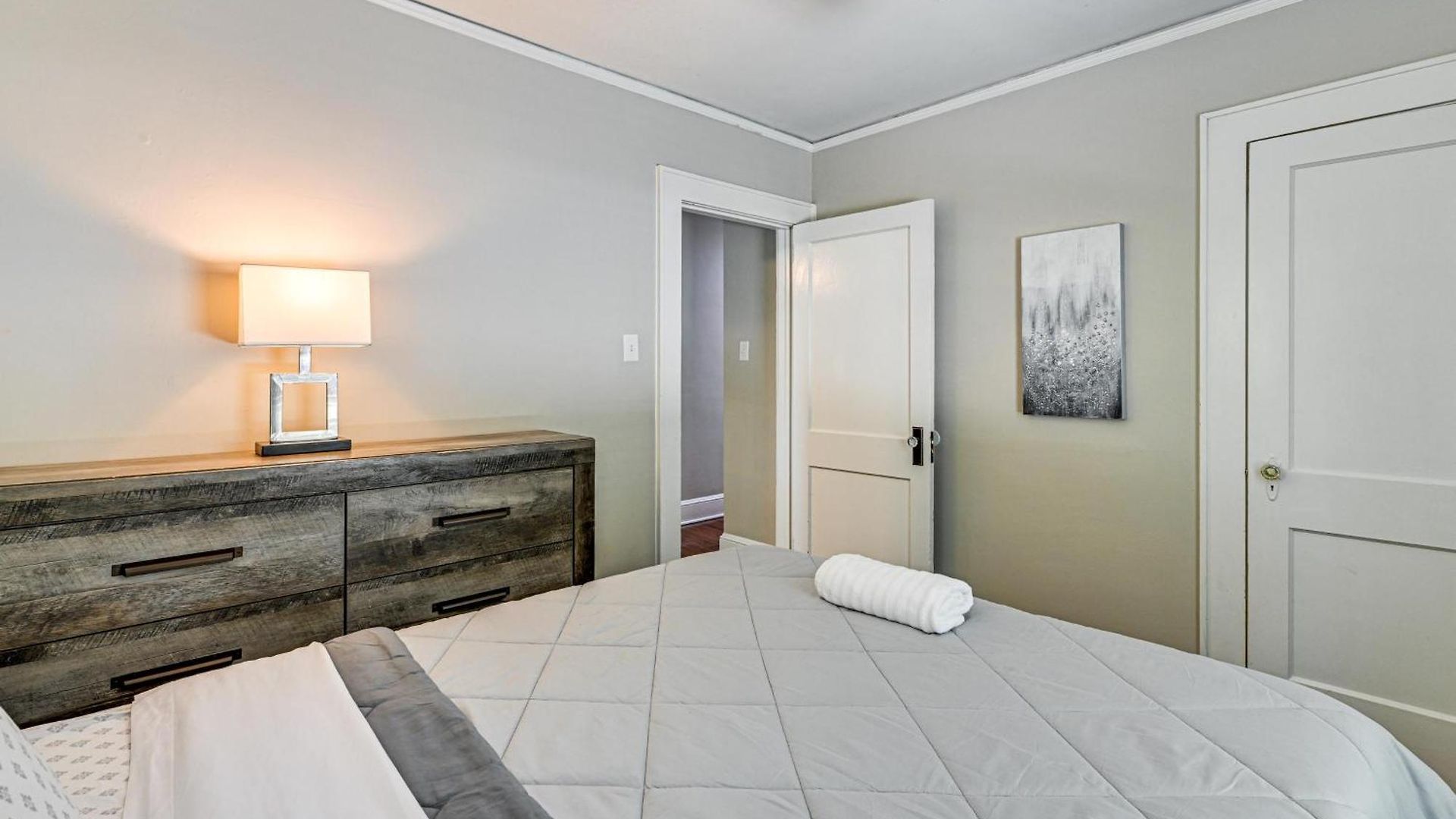 Duplex Close To Uptown And Sports Holiday home *