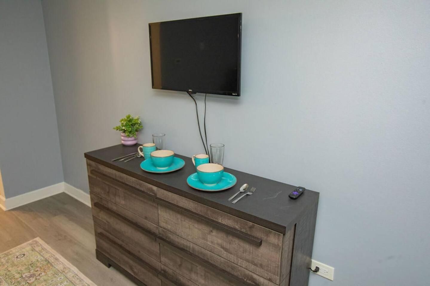Near Uptown & Minutes To Hospital, Free Wi-fi, Coffee & Gym