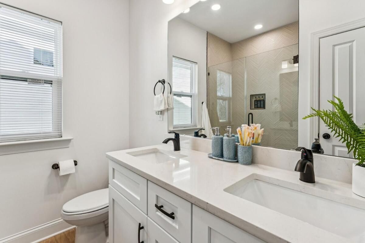 Elegant Near Uptown, Airport & Stadium Holiday home *
