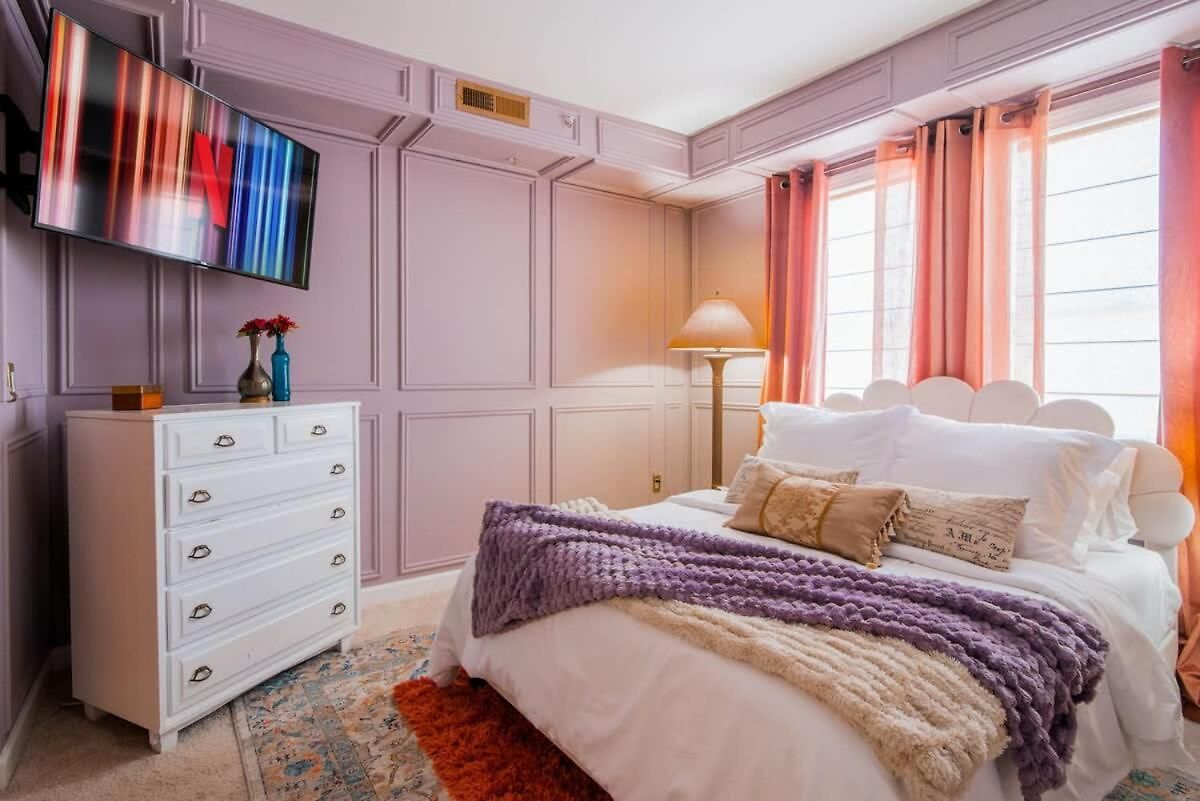 Alice & Wonderland Wellness Themed Uptown Spot Holiday home