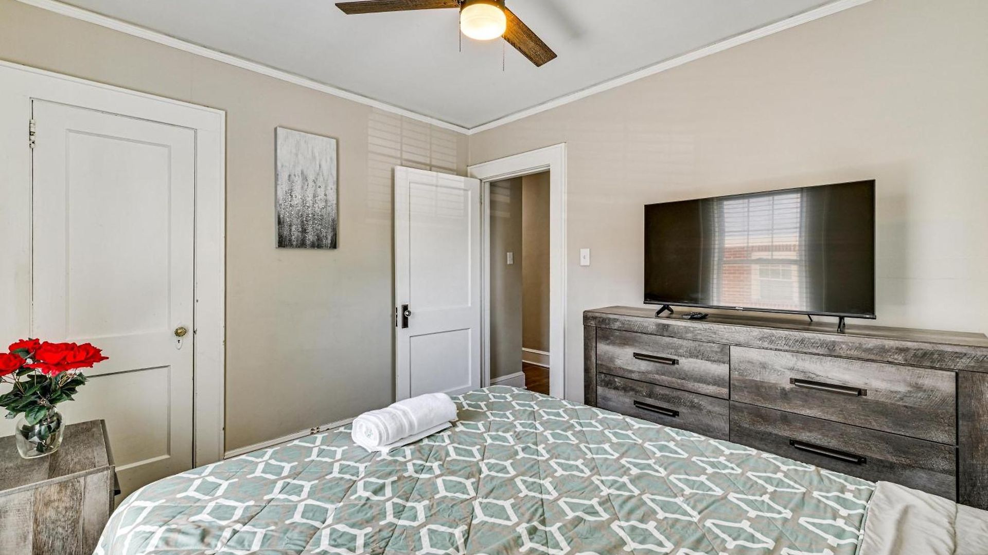 Duplex Close To Uptown And Sports