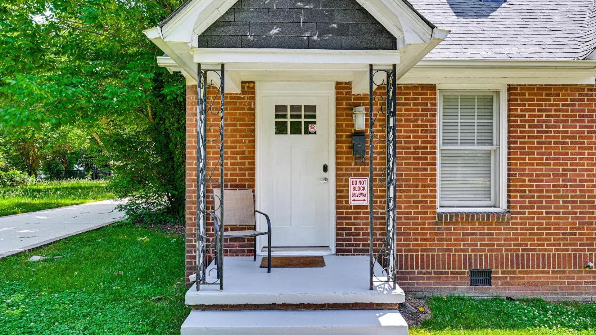 Duplex Close To Uptown And Sports