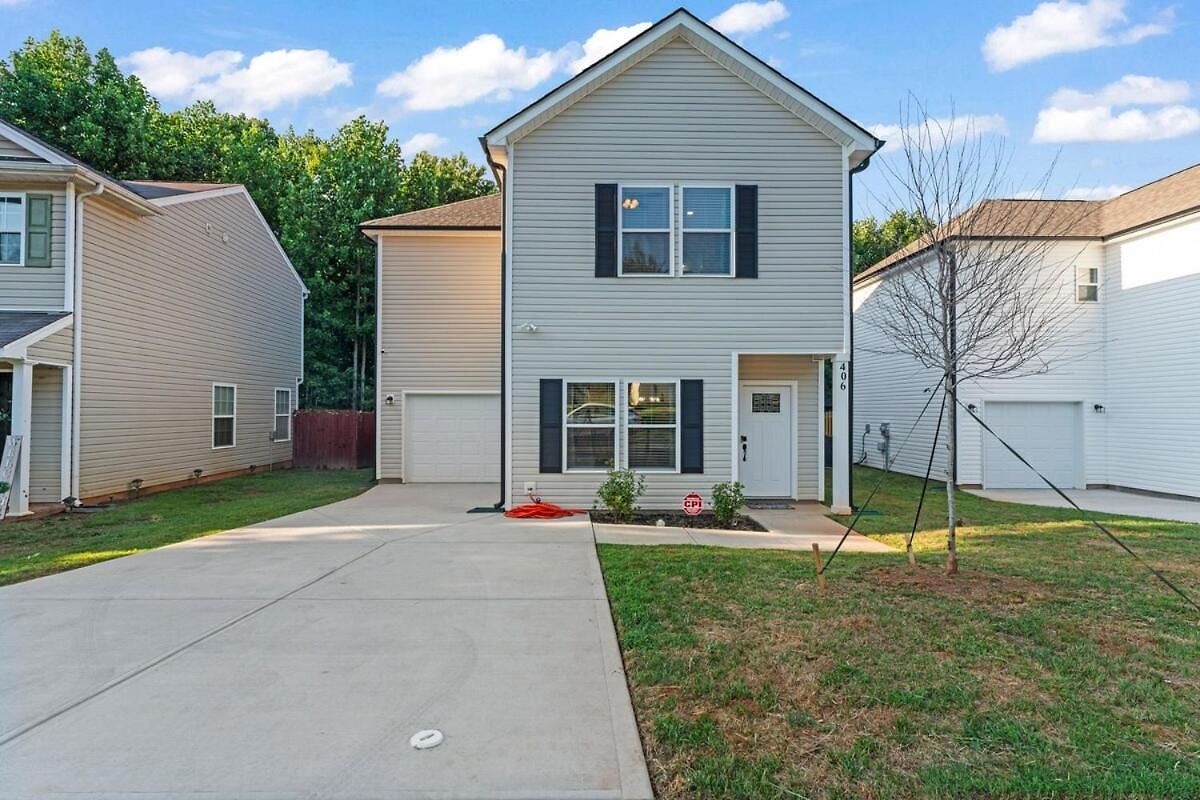 Away Near Uptown & Airport With Fenced Yard Holiday home *