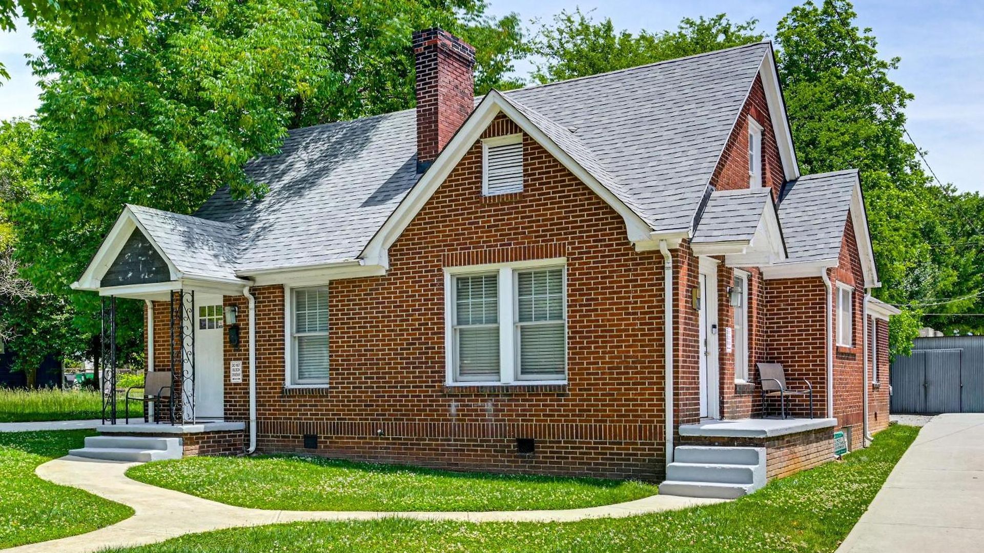 Duplex Close To Uptown And Sports *