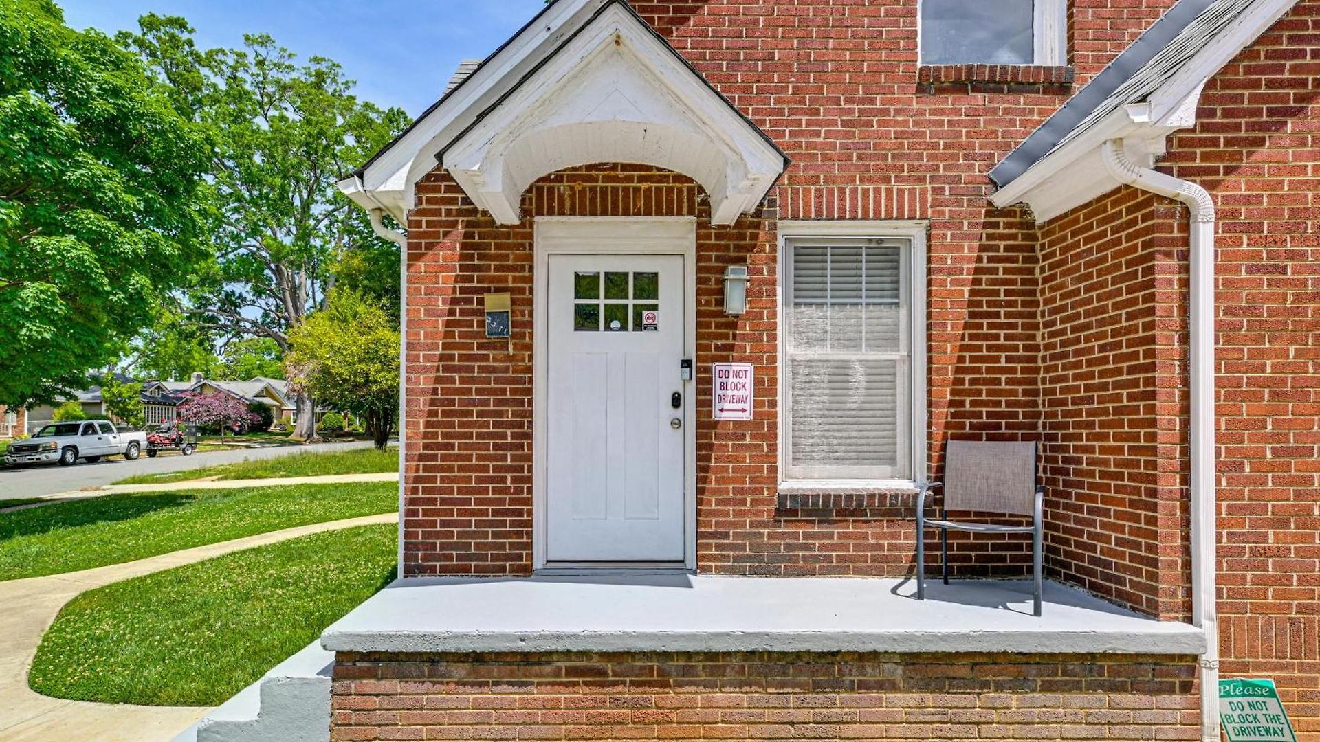 Duplex Close To Uptown And Sports