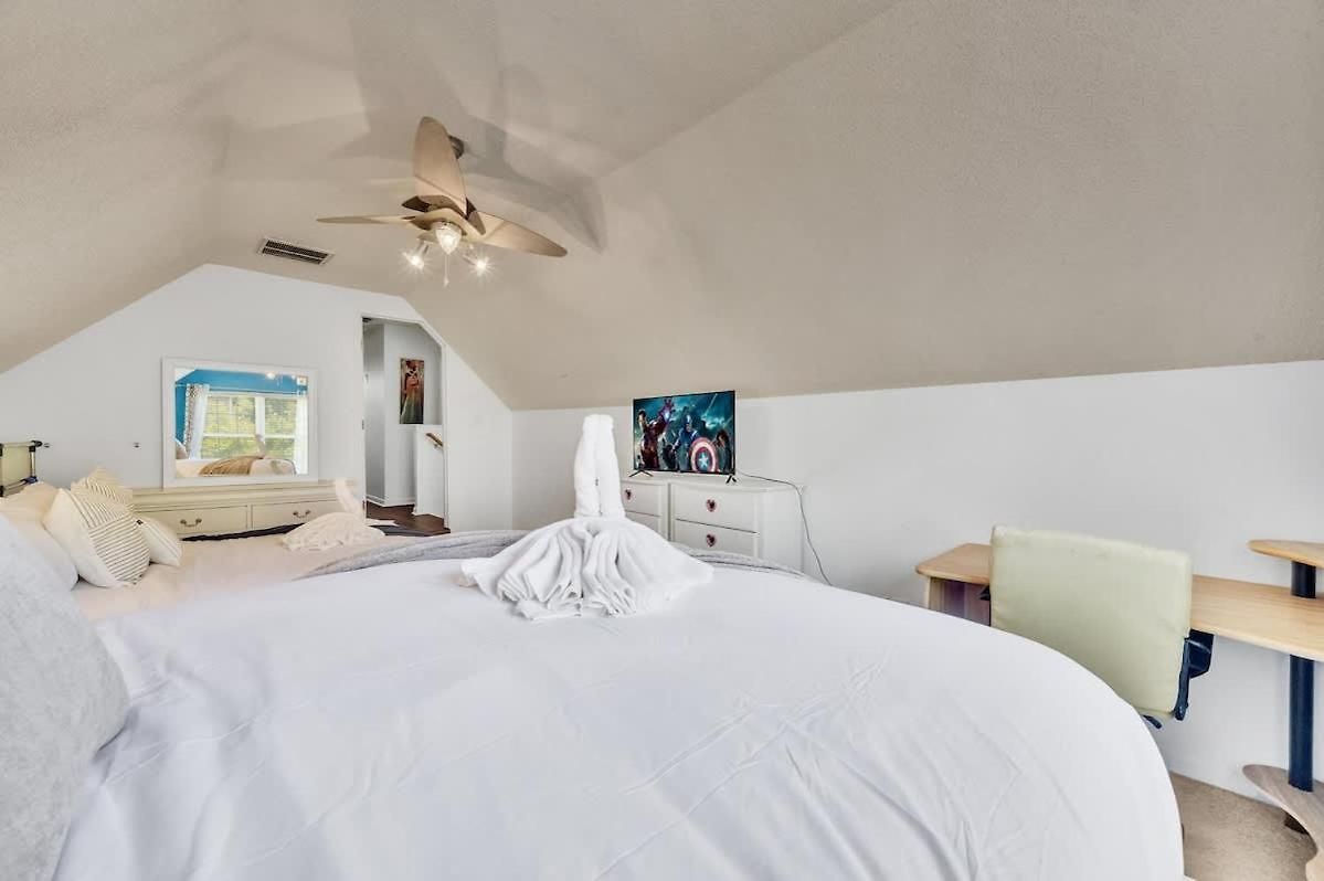 King Bed - Hot Tub - Fenced Yard - Near Carowinds *